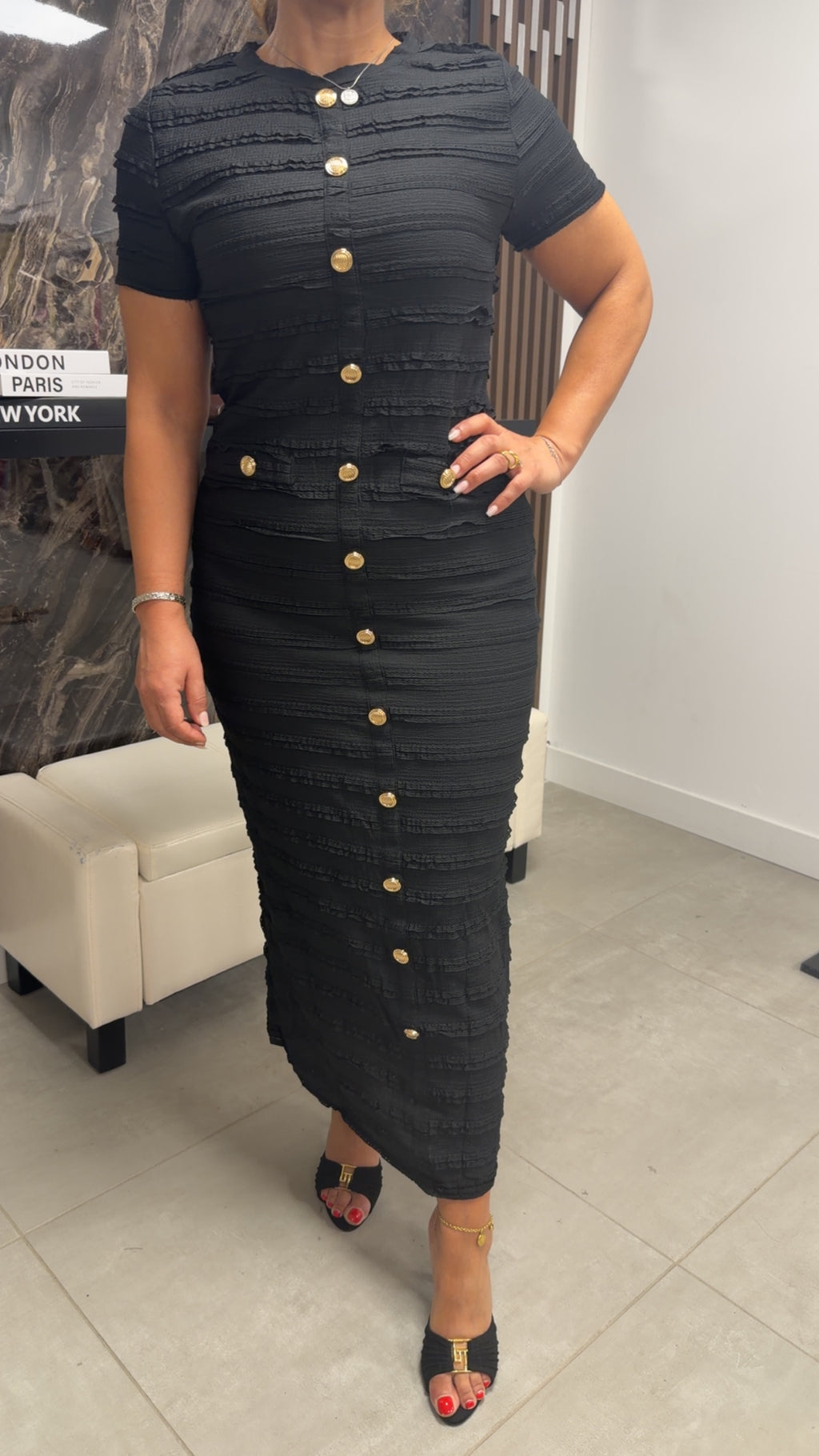 Robe moulante bouton dorée