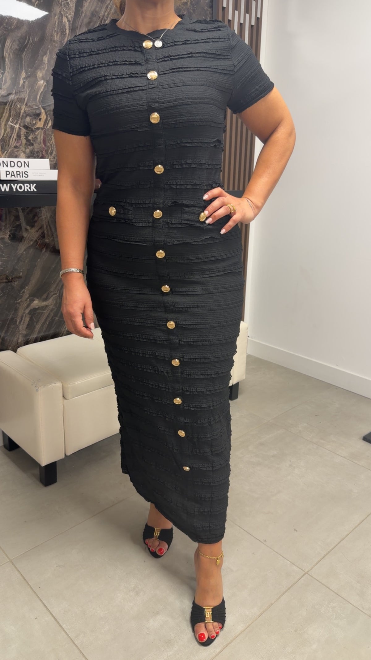 Robe moulante bouton dorée