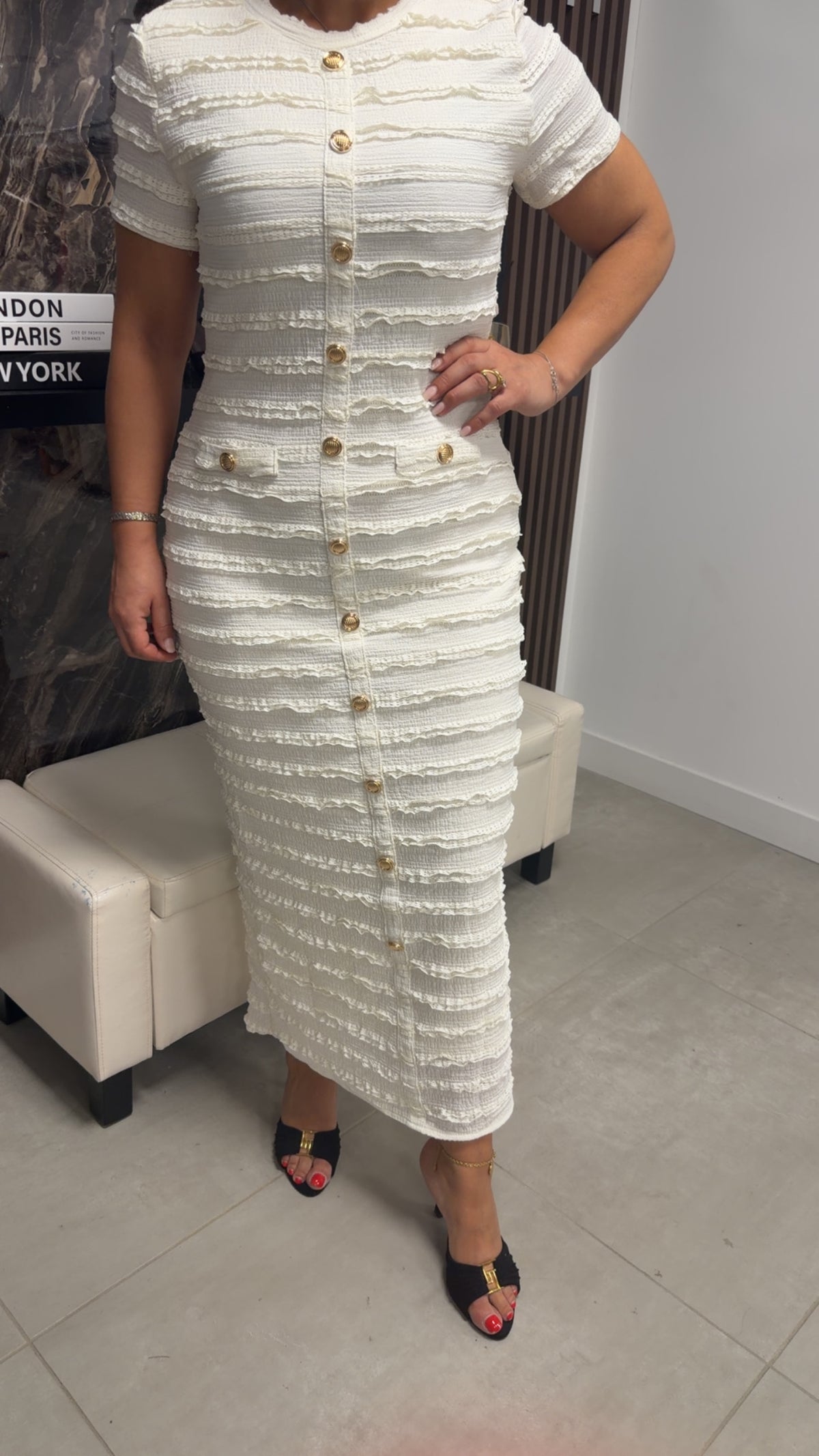 Robe moulante bouton dorée