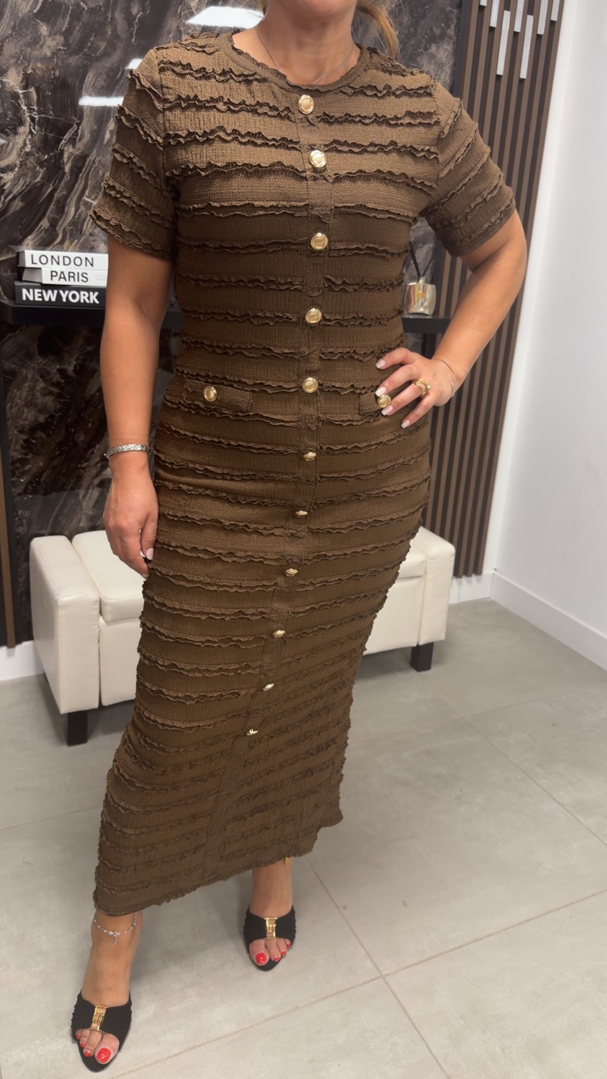 Robe moulante bouton dorée